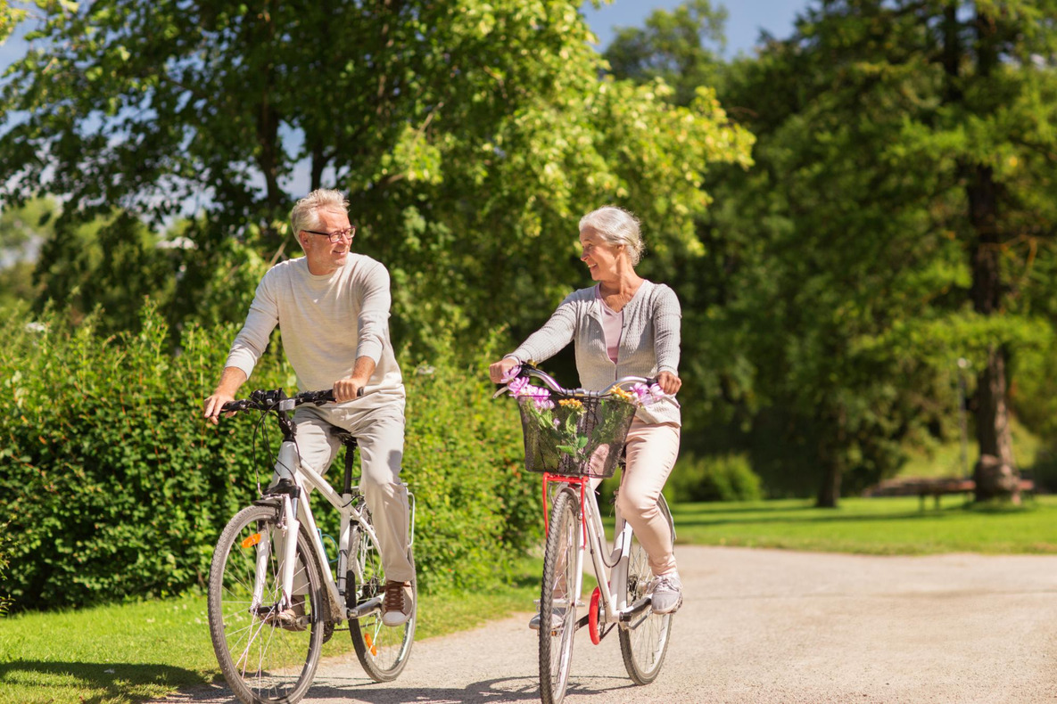 Man en een vrouw zijn tijdens hun pensioen aan het fietsen om fit te blijven.