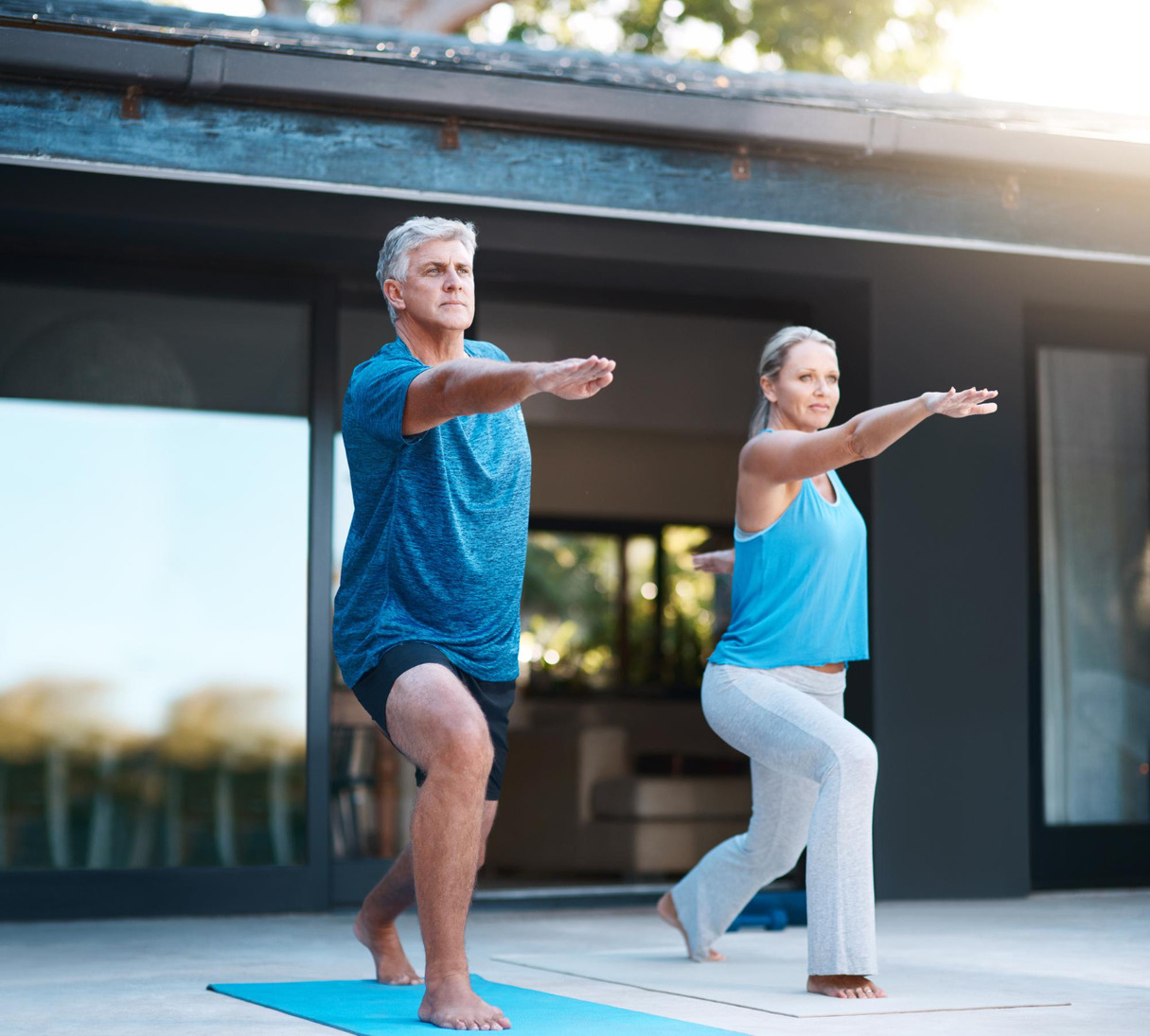 Twee mensen met knieartrose doen aan Tai Chi.