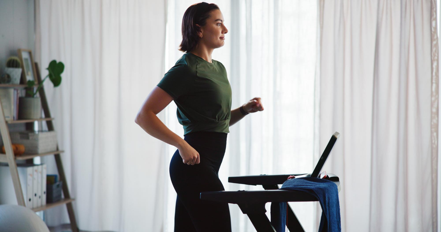 Vrouw moet herstellen na het sporten.