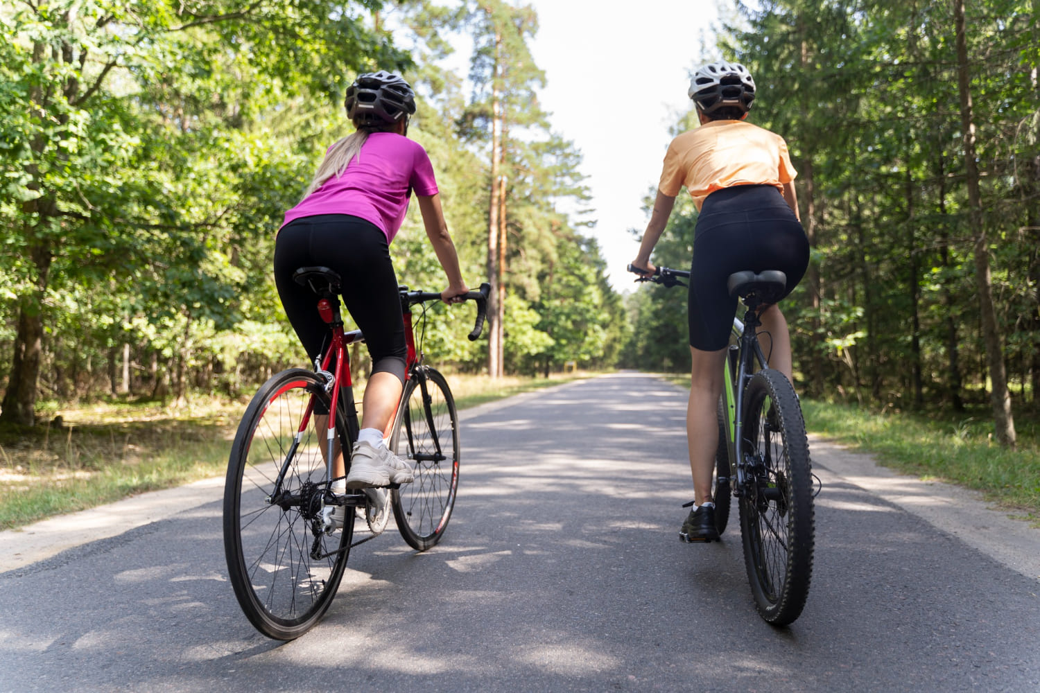 2 mensen zijn aan het fietsen, ze hebben rugpijn tijdens het fietsen