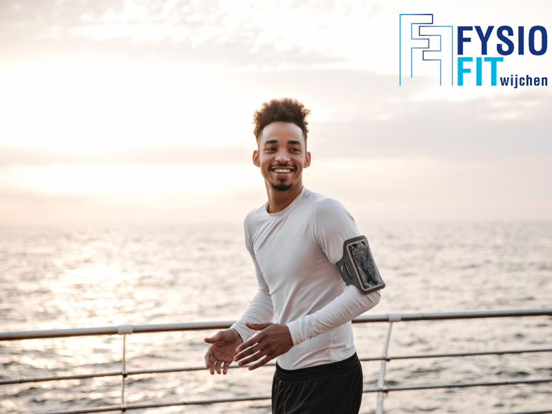 Man in wit shirt rent langs het water om te sporten voor een positievere mindset