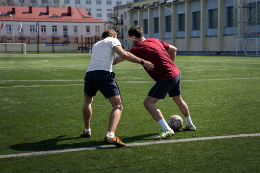 Twee voetballers zijn weer aan het sporten na een blessure