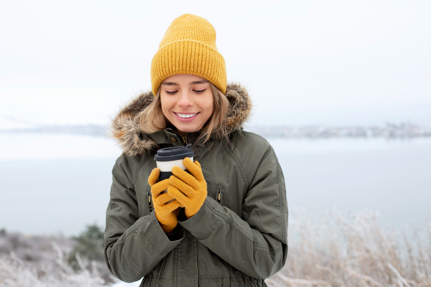 Vrouw in een gele muts doet aan warm blijven tijdens de winter in de kou